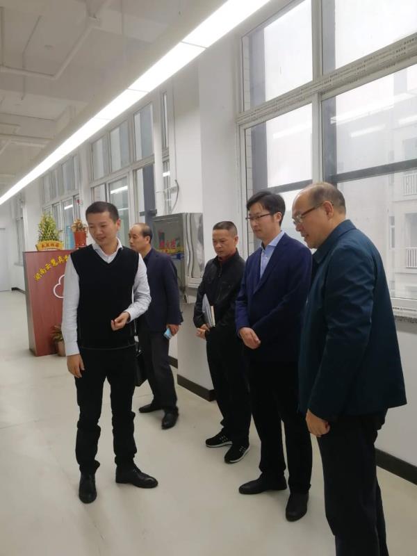原工信厅机关党委胡玉辉书记带领省汽车技师学院一行来我院洽谈合作