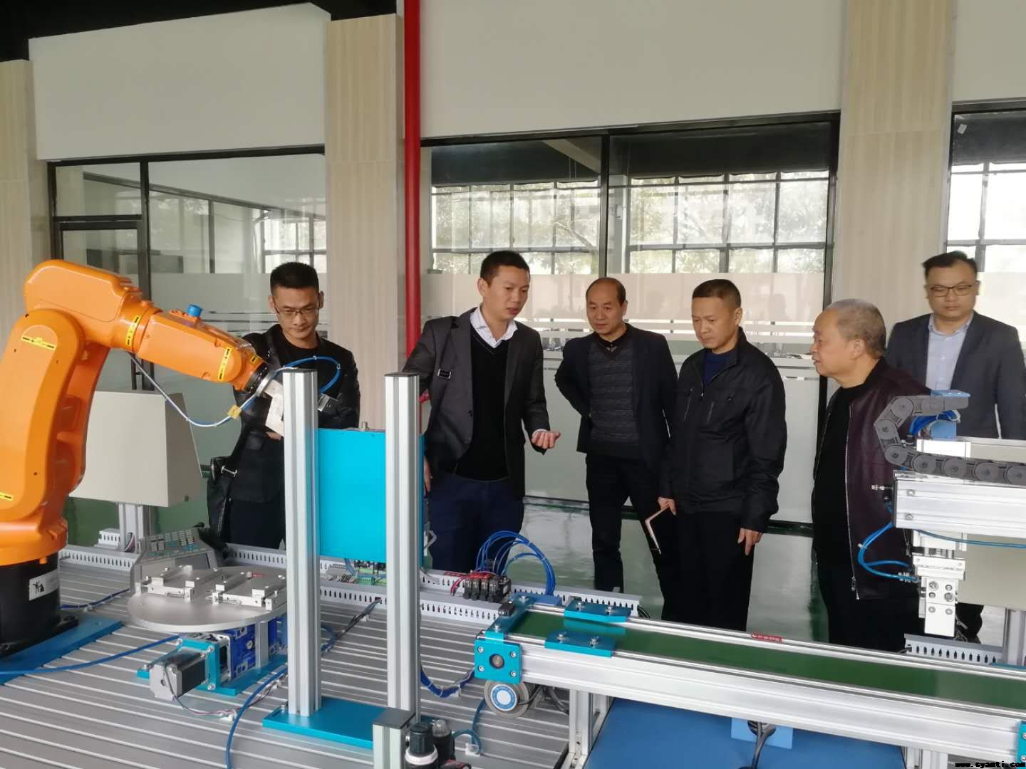 产学研项目即将在我院落地——周胜强董事长与省汽车技师学院洽谈具体合作细节