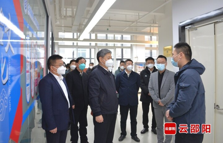 严华走访慰问劳动模范、先进工作者、道德模范和困难职工