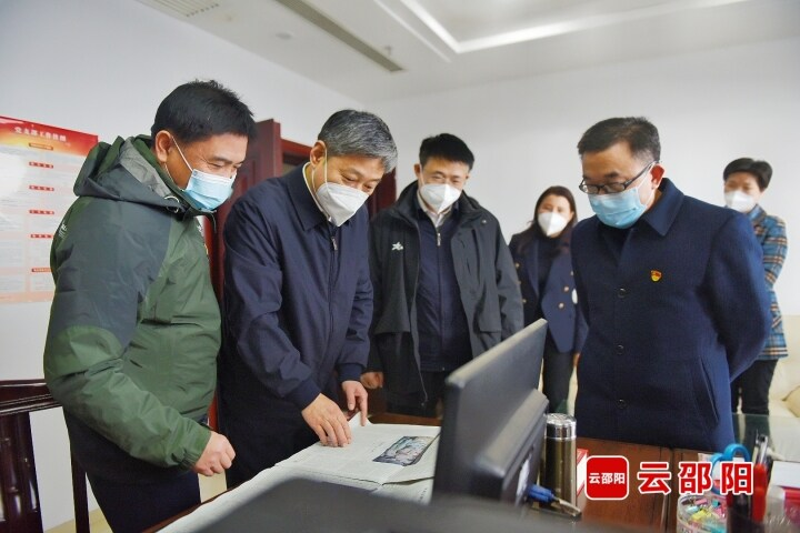 严华走访慰问劳动模范、先进工作者、道德模范和困难职工