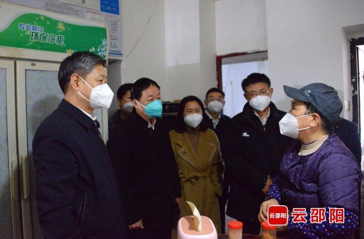 严华走访慰问劳动模范、先进工作者、道德模范和困难职工