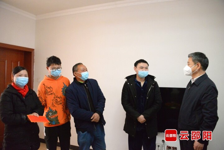 严华走访慰问劳动模范、先进工作者、道德模范和困难职工